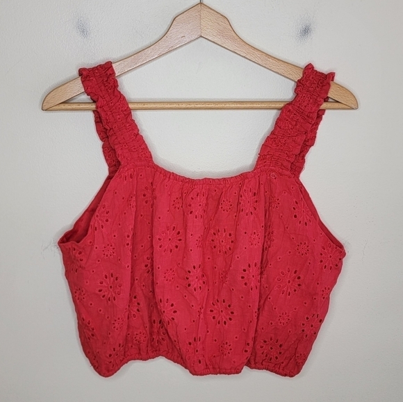 Everyday Chic Boutique | Red Eyelet Cropped Tank Top Size Large - Picture 3 of 4